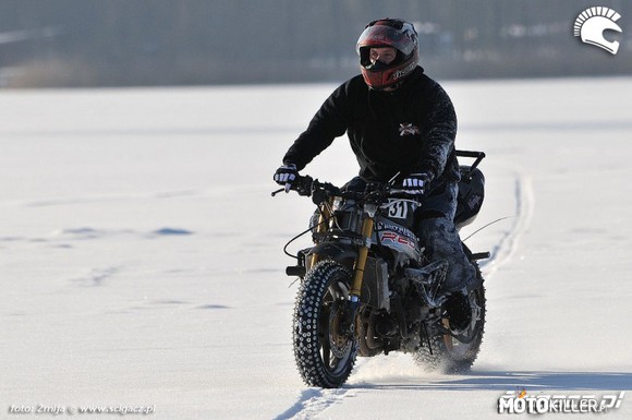 Stunt Winter – Jazda motocyklem po zamarznietym jeziorze 