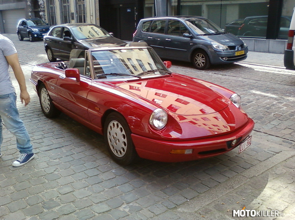 Alfa Romeo Spider IV – Ostatnia generacja tego pięknego kabrioletu. Spotkałem ten samochód w Anwerpii (Belgia). Stan idealny, na tapicerce brak śladów użytkowania! 
