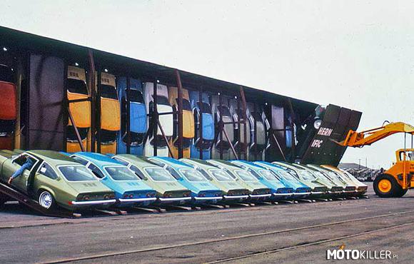 Świeżutka dostawa! – Na zdjęciu wagon wypchany Chevroletami Vega z &apos;71 roku. 
