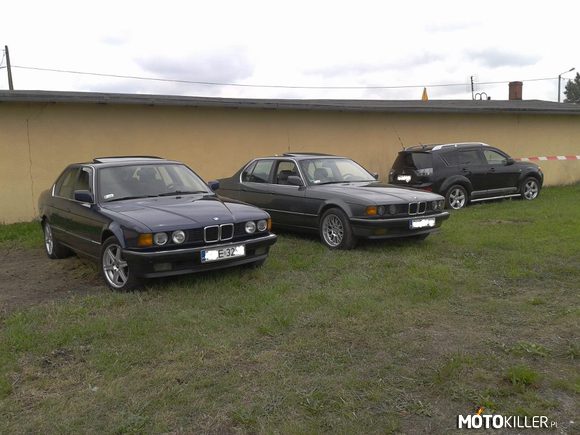 BMW e32 – Po prawej e32 poj 3.0l A po lewej e32 poj 3.5 l. Co sądzicie 