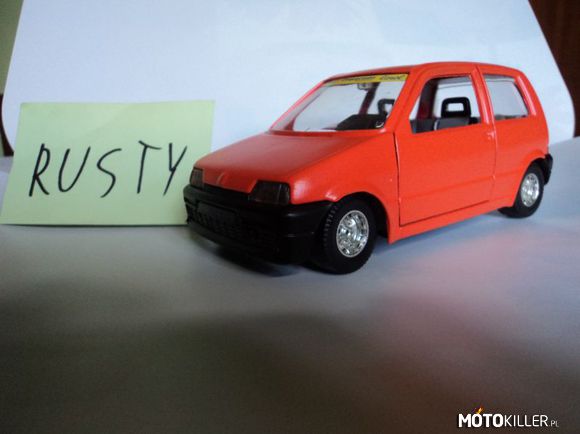 Modelarstwo: Fiat Cinquecento Sproting – Model był kupiony w całości w fabrycznym malowaniu czerwonym Firmy BBurago w skali 1:24. Został z tuningowany: obniżone zawieszenie lakier pomarańcz matowy pomalowane zderzaki na czarno, smoked front, oraz pomalowana tapicerka 