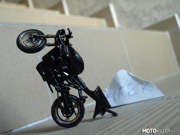 Modelarstwo : Kawasaki Ninja &quot;Stunt&quot; – Przedstawiam Wam własnoręcznie przerobiony motocykl Kawasaki na Stunt. Motocykl kupiony w normalnym sklepie, a zdjęte przezemnie owiewki, skrócony tłumik itp. :) Mam nadzieję, że się podoba. 