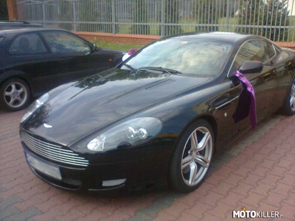 Aston Martin – zdjęcie w słabej jakości(robione telefonem) ale Astonek piękny;D był to gość na ślubie;) 