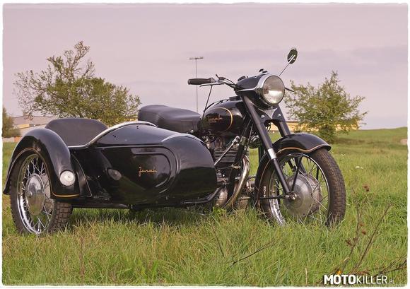 Odrestaurowany Junak m10 – Motocykl kolegi. Rocznik 1963. Włożył w ten sprzęt bardzo dużo pracy i czasu. Praktycznie wszytko robił sam. Taki motocykl z koszem jest rzadko spotykany. 