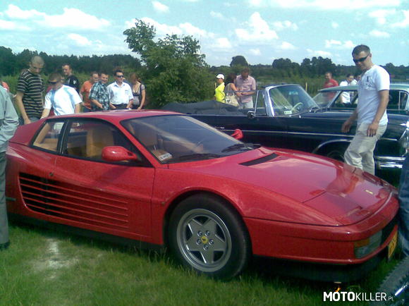 Ferrari Testarossa – Idealny kolor do takiego auta, aż przyciąga wzrok. 