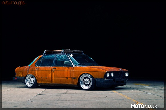 BMW – Piękna bawarka w rudej karnacji 