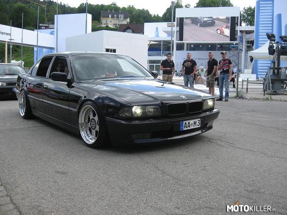 Ciemno, nisko i szeroko – BMW e38 