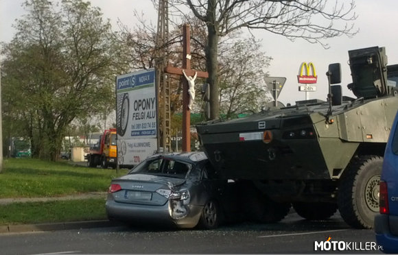 Rosomak w akcji – Czyli crash test Audi.
Rosomaczek spokojnie zmierzający ulicami Poznania na poligon musiał się zmierzyć z Audi (Kobieta za kierownicą) 