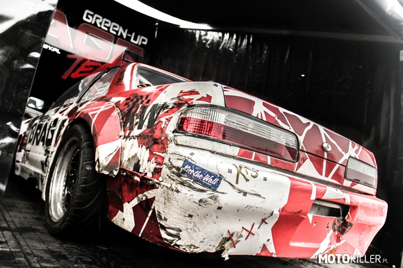 Nissan Silvia PS13 – Driftowóz Macieja Wodzińskiego z Rage Energy DT w specyfikacji na sezon 2012. Jeśli zdjęcie się podoba wstawię więcej zdjęć, a tymczasem zapraszam na fanpage fotografa (link w źródle). 