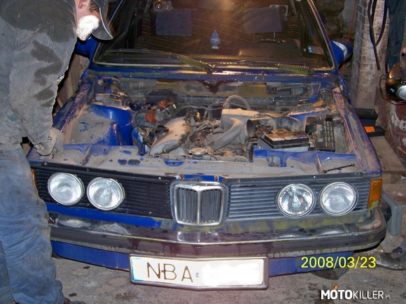 Reanimacja BMW E21 Vol. 1 – W 2010 roku ruszyła reanimacja BMW E21 (nie sugerujcie się datą ze zdjęcia - data nie była zmieniana). Znalazłem je za stodołą sąsiada moich rodziców i odkupiłem za niebotyczną cenę 800zł. Niestety projekt utknął w martwym punkcie z powodu braku czasu, a samochód stoi w garażu u moich rodziców od 2 lat. Z samochodu został zdemontowany silnik, wraz ze wszystkimi przewodami, wnętrze oraz inne rzeczy typu lampy itp - została sama karoseria. W przeciągu miesiąca została zrobiona blacharka. Samochód czeka gotowy do malowania - projekt zostanie wznowiony w wakacje. Jeśli się podoba dodam inne zdjęcia. 