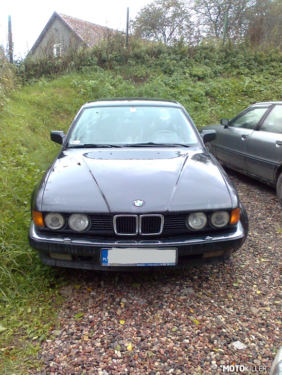 Moje BMW E32 735 – Zdjęcie zrobione jeszcze w czasach szkolnych (hem dawno temu). Bardzo wygodny samochód, ale niestety został rozbity 3 miesiące po zakupie (jakiś rusek wymusił pierwszeństwo). Jeden z najwygodniejszych samochodów jakie miałem (a było ich sporo) 