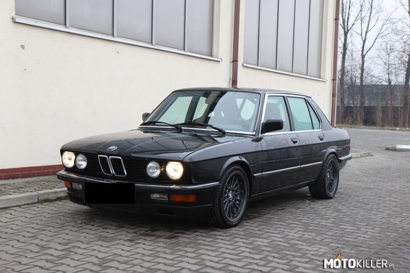 BMW E28 M5 – Zmiany wprowadzone w BMW :
- Demontaż oryginalnego silnika wraz z instalacją gazową
- Demontaż całego wnętrza
- Konserwacja oraz lakierowanie kabiny, komory silnika i elementów podwozia (wszystko pomalowane w kolorze nadwozia)
- Montaż klatki bezpieczeństwa według załącznika &quot;J&quot; oraz polakierowanie jej w kolorze nadwozia
- Montaż nowych foteli kubełkowych BiMarco Futura (homologacja FIA 8859/2000) na ruchomych mocowaniach
- Montaż pasów bezpieczeństwa OMP Racing 4M
- Instalacja kierownicy OMP Corsica
- Montaż silnika BMW S62B50 z BMW M5 E39 z 2002r. (wersja po liftingu)
- Skrzynia biegów 6 biegowa
- Całe zawieszenie została przełożone z E34 540i wraz z Hamulcami
- Nowa duża chłodnica z dodatkowym wentylatorem
- ręcznie robiony układ wydechowy ze stali nierdzewnej z X PIPE
- układ dolotowy z aluminium zakończony AIR-BOXami SIMOTA
- zawieszenie gwintowane BC Racing
- Szpera 60% 