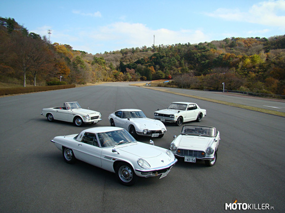 Japońskie klasyki z lat 60. – Od drugiego rzędu z lewej: Datsun Fairlady 2000, Toyota 2000GT, Nissan Skyline GT-R Hakosuka, Mazda Cosmo Sport, Honda S600. 