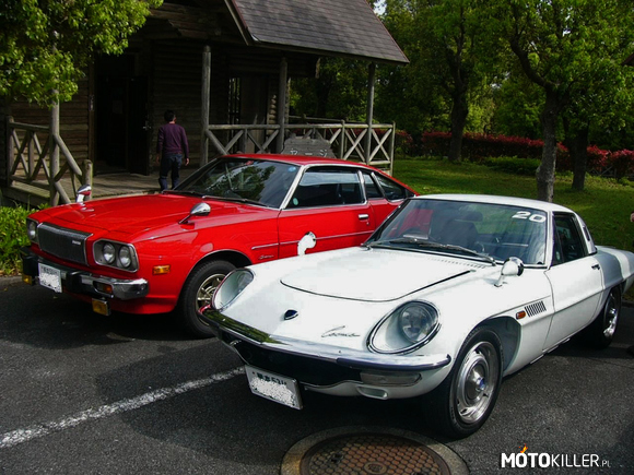 Mazda Cosmo – Biała to Mazda Cosmo Sport (pierwsza generacja, 1967-1972r.), natomiast czerwona to Mazda Cosmo AP (druga generacja, 1975-1981r.). 