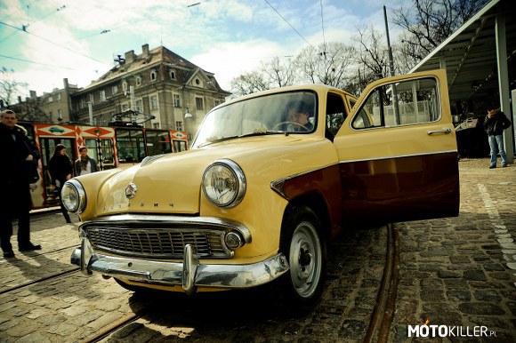 Moskwicz 407 – 4 drzwiowy sedan produkowany w Moskwie przez MZMA w latach 1958–1963. Posiadał silnik górnozaworowy R4 o pojemności 1358 cm³ osiągający moc 45 KM. Wyposażony był w skrzynie trójstopniową a od 1960 czterostopniową. Były też bardzo podobne modele 402, 403 oraz 410 który posiadał napęd 4x4. 