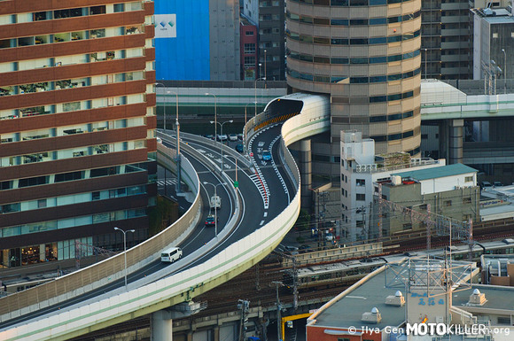 Gate Tower Building – to 16-piętrowy wieżowiec w Osace (Japonia) przez który przechodzi autostrada. 