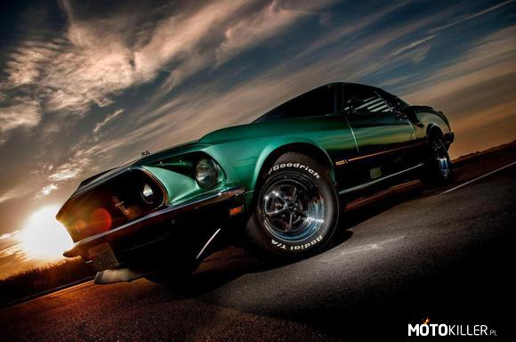 Ford Mustang o zachodzie słońca –  