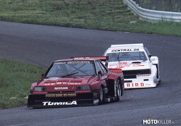 Nissan Skyline & Bluebird. Grupa 5 (Super Silhouette). – Dwa wyścigowe Nissany z początku lat 80. Oba korzystały z tych samych silników, czyli LZ20B 2.1L 570KM 539Nm. Masa samochodu: 1000 kg. Zdjęcie zrobione w 1984 r. podczas Tour De Nippon. 