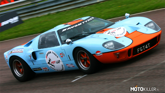 Ford GT40 – Czterokrotny zwycięzca wyścigu Le Mans w latach 1966 (pierwsze, drugie i trzecie miejsce), 1967 (pierwsze i czwarte), 1968 i 1969 (pierwsze i trzecie). Jego nazwa pochodzi od &quot;Grand Touring&quot; i 40 cali wysokości. Wybudowano go, żeby przełamać hegemonię Ferrari w wyścigach samochodowych. Prędkość maksymalna wyścigowej wersji wynosi 327 km/h. 