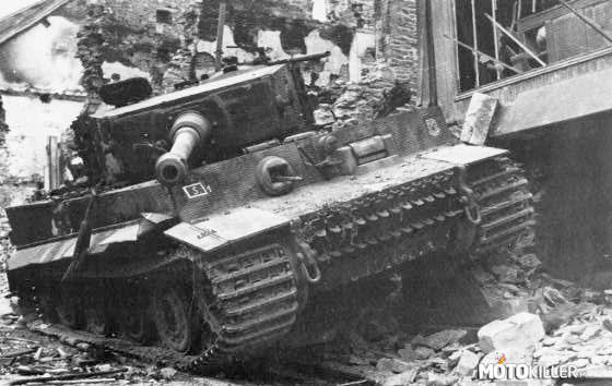 Tiger – Produkcja Tygrysów odbywała się w zakładach Henschel (Werk III), w Kassel-Mittefield i Wegmann AG, po tym jak myśl techniczna Henschela (silniki) wygrała bezpośrednie zawody prototypów z zakładami Porsche. Hitler wybrał Henschela. Tygrys miał nieudany debiut pod Leningradem. 4 maszyny, które brały udział w oblężeniu miasta nie sprawdziły się, a jedną z nich Niemcy musieli wysadzić, żeby nie dostała się w ręce armii sowieckiej. Legenda Tygrysów powstawała dzięki bohaterskim dowódcom tych czołgów, dzięki jednostkom. Jednym z takich bohaterów był porucznik Wittman, który w 1944 roku w Normandii wraz ze swoją 4 osobową załogą zniszczył 25 alianckich czołgów Sherman w tym 2 Firefly, 14 pojazdów opancerzonych półgąsienicowych i 14 ciężarówek, których wraki wstrzymały pochód całej alianckiej dywizji pancernej. Na froncie wschodnim ten sam dowódca zniszczył 119 radzieckich czołgów. 