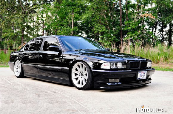 BMW Serii 7 – Piękna czarnulka 