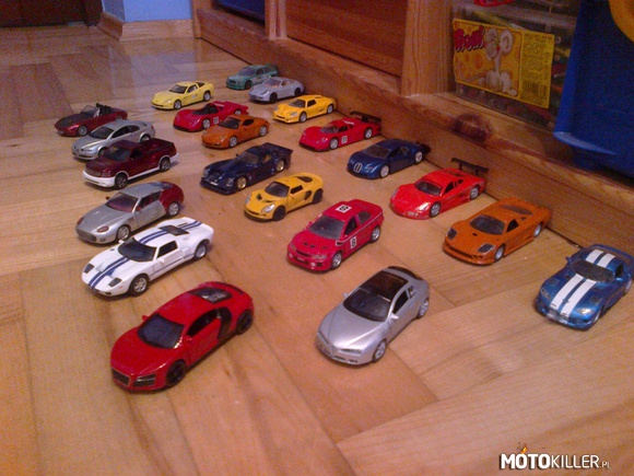 Moja mała kolekcja – Widnieje tutaj 21 samochodów, które zbierałem przez parę lat, z czego koło 10 poginęło i są zniszczone. Nie ma tutaj ładnego okazu Shelby Mustang, ponieważ jest on w lakierni, zmienia skore z starej czerwonej na nowa, błyszcząca czerń. Myślę, że moja mała kolekcja się podoba. 