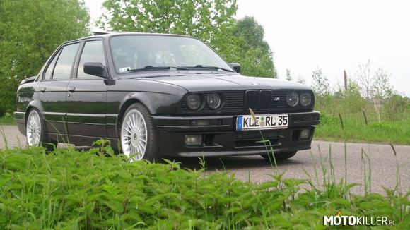BMW E30 M20B25 – Opis: 

- Rok produkcji: 1989 

- Data pierwszej rejestracji: 20-01-1989 

- Typ: Sedan 

- Kolor: Diamant Schwartz Metalic 

- Silnik: M20B25 [silnik jest po remoncie] 

- Zawieszenie: Koni Sport z regulacją twardości + sprężyny Koni 

- Układ wydechowy: Barany Hartge + Przelot bez katalizatora + Końcowy G-Power 

- Hamulce: Przód: tarcze ATE PowerDisc - klocki Texstar 
Tył: seria 

- Szpera 3.91 25% (planowanie zaciśnięcie na 40%) 

- Sportowa wkładka filtra powietrza K&N 

- Rozpórka: przód & tył Weichers 

- Wspomaganie kierownicy 

- ABS 

- Osłona pod silnik [sanki] 

- Lampy: przód: Oryginalne Black Hella + xenon 5000kw 
tył: Oryginalne MHW 

- Kierownica: Momo Corse 32cm [nowe obszycie] 

- Fotele a&apos;la Recaro [Eco skóra] 

- Lusterko M Technic 2 

- Czarna podsufitka M Technic 2 

- Gałka zmiany biegów M Technic 2 

- Roleta tylnej szyby 

- CB radio + antena 

- CarAudio: Radio JVC + Głośniki Infinity 

- Elektryczne Lusterka 

- Centralny zamek 

- Komputer pokładowy Check Control 

- Koła: BK-Racing Alpina 205/40/17&quot; 

- Kompletny Oryginalny pakiet M Technic 2 



Filmy : 

On Board : http://www.youtube.com/watch?v=8dKZ8eiqu6c 

Plac: http://www.youtube.com/wa...feature=related 

http://www.youtube.com/wa...feature=related 

http://www.youtube.com/us...u/1/f1ecvDP8xJE 