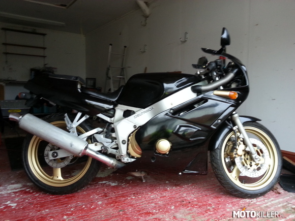 Yamaha FZR400 RR EXUP – Przebywa sobie u mnie w garażu i czeka kiedy znajdę dla niej czas... Ja szukam kogoś kto znajdzie czas dla niej... 