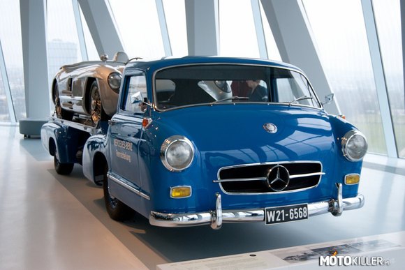 Mercedes ‘Blue Wonder – prawdziwy klasyk - samochód zbudowany do przewożenia bolidów z mocnym, benzynowym silnikiem 