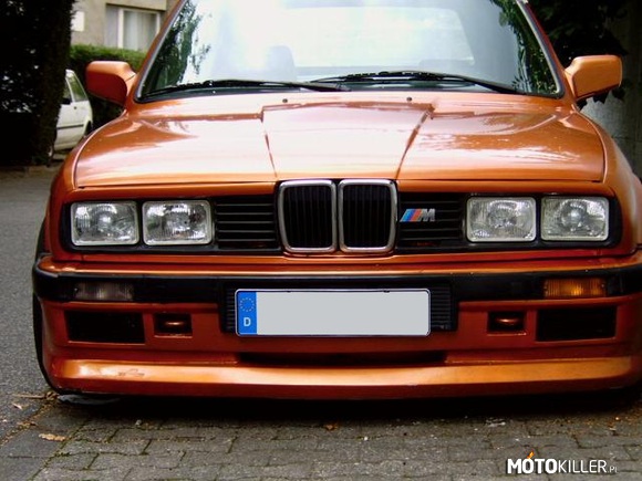 BMW M3 E30 z kwadratowymi lampami. – Ciekawie się prezentuje. 