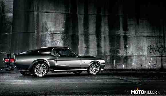 Mustang za milion dolarów – &quot;Eleanor&quot; z kultowego filmu  Dominica Seny &quot;60 sekund&quot; został sprzedany w ostatni weekend na aukcji za sumę 1 miliona dolarów

Ford Mustang GT500 &quot;Eleanor&quot; z 1967 roku został sprzedany na aukcji w Indianapolis za okrągły milion dolarów. Tym samym to najdroższy Mustang w historii. Pod maską tego Forda pracuje silnik V8 o pojemności 5,7 litra i mocy 400 KM. Przeniesienie napędu odbywa się za pomocą 4 biegowej, manualnej skrzyni biegów.

Auto osiągnęło status kultowego dzięki jednej z głównych ról w filmie &quot;60 sekund&quot; z 2000 roku, w którym zagrali Nicolas Cage, Angelina Jolie i Robert Duvall. &quot;Eleanor&quot; to replika Shelby GT500 z 1967 roku. Auto zostało zbudowane na potrzeby filmu przez Unique Performance.

Powstało 11 modeli Eleanor, ale tylko 3 z nich były pełnoprawnymi, działającymi modelami. Niestety ocalał tylko jeden, gdyż dwa inne auta zostały kompletnie zniszczone podczas kręcenia scen pościgów. Auto zostało stworzone przez studio Cinema Vehicle Services we współpracy ze znanym projektantem - Chipem Foosem. Ford Mustang GT500 Eleanor dostał całkowicie przeprojektowaną maskę, zderzak z centralnie umieszczonymi światłami, poszerzone nadkola i listwy progowe, powiększony spojler. 