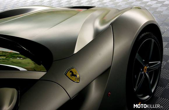 Ferrari – Kto wie, że logo firmy pochodzi z emblematu, jaki miał na swoim samolocie pilot myśliwski z I wojny światowej. Enzo Ferrari, będący pod wrażeniem jego umiejętności, użył tego samego symbolu - czarnego rumaka, stojącego na dwóch tylnych nogach. Takiż koń jest też uważany za symbol szczęścia pochodzący z Włoch. 