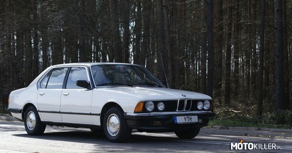 BMW E23 728i 1984 – Świetna siódemka BMW pierwszej serii. Pod maską oczywiście rzędowa szóstka, w tym wydaniu o pojemności 2,8 l. Zwróćcie uwagę na wyposażenie – już 30 lat temu BMW oferowało system ABS. Sprzedającemu należy pogratulować umiejętności w wyszukiwaniu rodzynków na niemieckim rynku. Choć ruda powoli zaczyna być dostrzegalna, samochód zachowany jest w doskonałym stanie. 