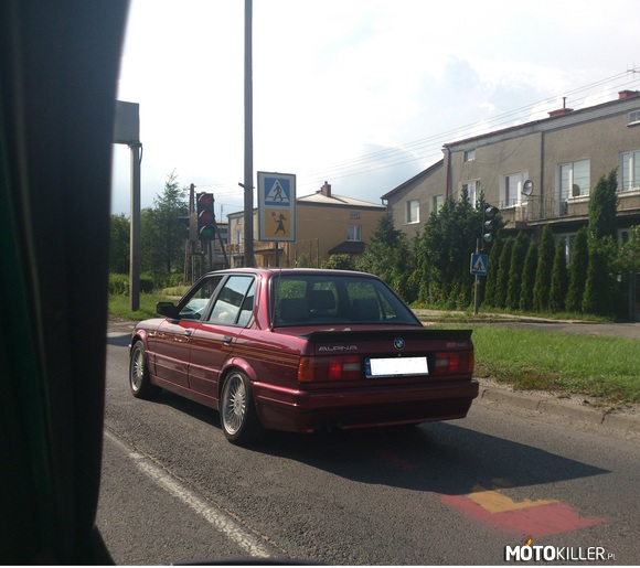 BMW E30 ALPINA – Napotkana w Chełmie, gdy wracałem ze szkoły. Niesamowity widok, tylko pozazdrościć.

Napisy na tylnej klapie: 
ALPINA           B6 3.5 