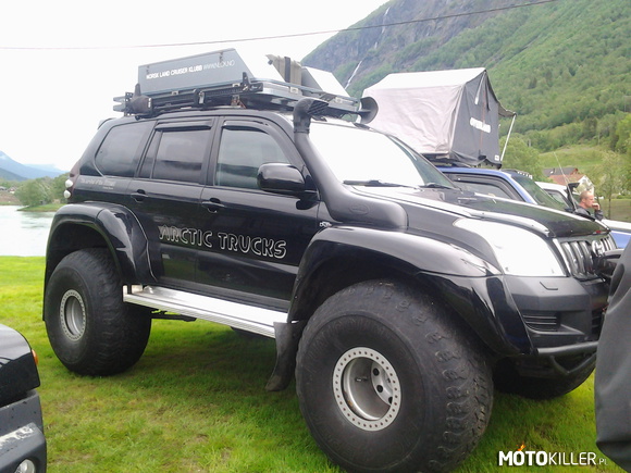 Duży więcej może – Land Cruiser w wersji Arctic Truck na oponach 44&quot; napotkany na tegorocznym Stryn Motorfestival 