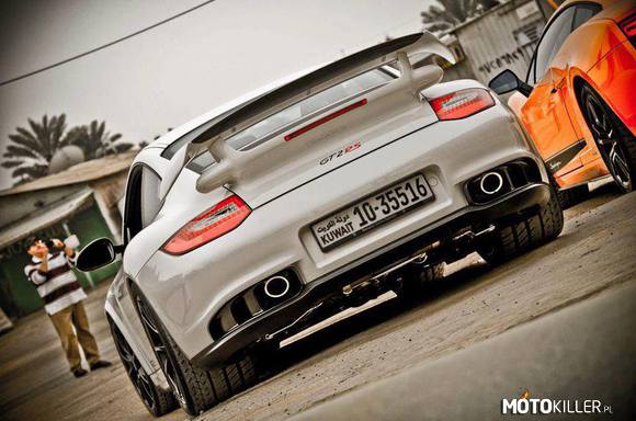 Porsche 911 GT2 RS –  