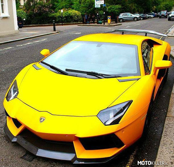 Żółty Aventador –  