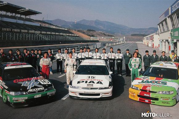Japanese Touring Car Championship Honda Accord – Japanese Touring Car Championship to japońska seria wyścigowa z lat 80 i 90 (podobno ma zostać wskrzeszona w 2013 roku!). Na przełomie tych lat, seria była zdominowana przez Nissana Skyline GT-R R32 (cztery tytuły mistrza), natomiast później jeździły tam popularne dziś na polskich drogach samochody, takie jak np. BMW E36, Nissan Primera, Mazda 323F, Opel Vectra itp., a wśród nich była też wspomniana Honda Accord, która dwa razy wywalczyła tytuł mistrza (1996 i 1997 rok). Masa samochodu to ledwie 975 kg, a pod maską wolnossący silnik 2.0L o mocy 280 KM, który bazował na H22A. 