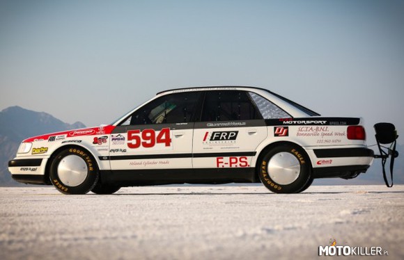 Audi S4 z 1992 roku – Auto pokonało granicę 418 km/h i zostało okrzyknięte najszybszym sedanem świata. Rekordowe Audi zostało zbudowane przez Jeffa Gernera. Pod maską pracuje klasyczny, 5-cylindrowy silnik z turbo, który po przeróbkach Jeffa osiąga moc 1100 KM i przekazuje ją na wszystkie koła. Przyznacie, że 418 km/h to całkiem niezły wynik, jak na 21-letnie auto. 