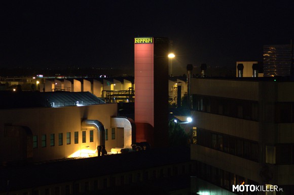 Fabryka ferrari – w Maranello nocą 