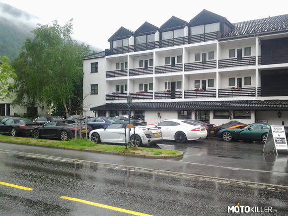 Niezła grupka 2 – Parking pod hotelem Raftevold w Hornindalu (Norwegia) 