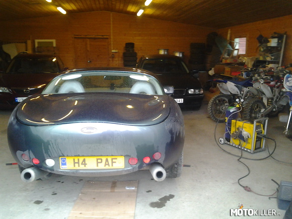 Nie często  goszczę takie cuda w swoim garażu!! – TVR Tuscan .. w tle moje 7er i Mazda 6 brata 