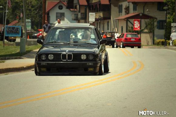 BMW E30 na glebie –  