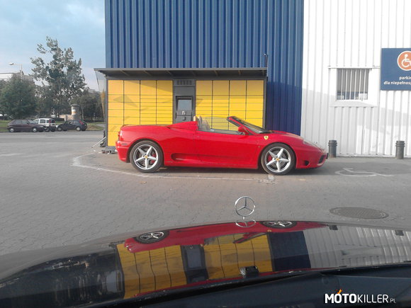 Czerwona bestia – Ferrari F430 Spyder spotkane pod Tesco, oczywiście stoi prawie na miejscu dla niepełnosprawnych hehe ale jazda z otwartym dachem w słoneczny poranek i w czerwonym Ferrari to chyba szczyt marzeń każdego faceta 