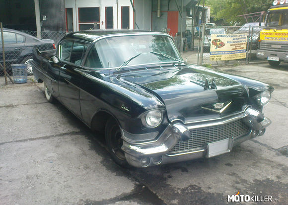 Cadillac Fleetwood – Samochód wypatrzyłem dobre kilka lat temu pod warsztatem samochodowym w Świnoujściu. Z tego co wiem samochód nie był odrestaurowywany. 
