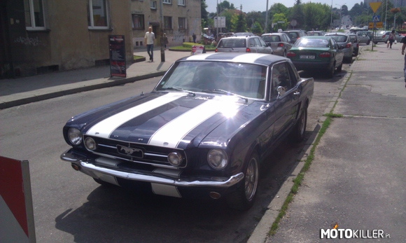 NIebieski Mustang – Piękny Mustang wysportowany w Będzinie. Czekam jeszcze na spotkanie z Buick&apos;iem Riviera, który jeździ po naszym mieście 