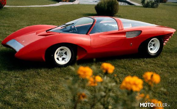 Z cyklu Zapomniane Koncepty – Na salonie samochodowym w Genewie w 1968 roku zaprezentowano koncepcyjny model Ferrari zaprojektowany przez włoskie studio Pininfarina. Dziś przyjrzymy się nieco bliżej Ferrari 250 P5 Berlinetta Speciale. Pojazd powstał jako studium aerodynamiki i przyszłej stylistyki marki Ferrari, jednak dość radykalne podejście do tematu spowodowało, że pojazd nie wszystkim musiał się podobać. Jedno jest natomiast pewne – w 1968 roku prezentowany koncept robił wrażenie.

Ferrari 250 P5 Berlinetta Speciale charakteryzowało się niskim nadwoziem oraz obłą i przeszkloną kopułą pełniącą rolę kabiny pasażerskiej. Przez tylną szybę można było zobaczyć pokaźny silnik konceptu, który umieszczono centralnie. Tuż za nim znalazło się koło zapasowe. Pod względem stylistycznym warto także zwrócić uwagę na aerodynamiczną sylwetkę oraz masywne błotniki przednie. Z przodu na darmo możemy szukać konwencjonalnych reflektorów, gdyż projektanci Pininfariny zdecydowali się na centralnie zamontowany rząd reflektorów. Koncept wyróżniał się z jeszcze jednego powodu – samochód wyposażono w efektowne, otwierane do góry drzwi typu “Gullwing”.

Koncept Ferrari 250 P5 Berlinetta Speciale powstał na bazie Ferrari 330 P4, jednak został wyposażony w 3,0-litrową jednostkę benzynową w układzie V12. Generowała ona około 300 KM, co przy aerodynamicznej sylwetce i niskiej masie samochodu (około 800 kg) pozwalało osiągnąć prędkość maksymalną na poziomie 275 km/h. 