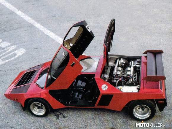 Vector W2 Twin Turbo – Vector W2 - supersamochód z 1978 roku. Samochód firmy Vector Aeromotive Corporation to drugie auto tego producenta. Prototyp miał swoją premierę w 1973 roku. Model prototypowy przejechał 100 000 mil (160 000 km) to rekord wśród prototypów. Właściciel Wiegert ocenił cenę sprzedaży auta na 150.000 dolarów amerykańskich, ale samochód nie został sprzedany. Auto charakteryzowało się bardzo agresywnym kształtem, w postaci klina, wnętrze posiadało klimatyzację, zestaw komputerów pokładowych sprawdzających stan silnika, ciśnienia, temperatur cieczy i wysokiej klasy radio odbiornik firmy Blaupunkt. Fotele pochodziły z firmy Recaro z bardzo dobrym podparciem lędźwiowym. W aucie zastosowano wyrafinowaną budowę klatkową i w produkcji użyto wysokiej klasy materiałów aluminiowych w tym pierwsze części z karbonu. Mimo znacznej szerokości (auto było jednym z najszerszych aut) na rynku i kolosalnych rozmiarów opon szczególnie na tylnej osi, masa własna nie przekraczała 1300 kg. Prędkość maksymalna nie została nigdy określona w sposób niezależny, ale poproszono Geralda Wiegerta ten, jednak odmówił, kilka razy, nowych (niezależnych) pomiarów prędkości. W czasopismo motoryzacyjne Auto Becker z Dusseldorfu zorganizowało test porównawczy na lotnisku w Kolonii z innymi autami Ferrari 512 BB, De Tomaso Pantera i Lamborghini Countachem, w którym auto osiągnęło prędkość maksymalną 322 km/h, a nie jak zapewniał producent 389 km/h.

Dane Techniczne:

Marka i model:	Vector W2
Premiera: 	1973
Lata produkcji: 	1976-1989
Silnik: 	Chevrolet Small-Block V8, dostrojony przez firmę Donovan 70° (8-cylindrowy w układzie widlastym)
Turbodoładowanie: 	TAK - Podwójne doładowanie firmy AiResearch
Liczba zaworów.: 	16v (2 zawory na cylinder)
Pojemność skok.: 	5730 cm³
Układ zasilania: 	wtrysk bezpośredni
Moc kW (KM): 	441 kW (600 KM) przy 5700 1/min
Max. moment obrotowy: 	800 Nm przy 4800 1/min
Stopień sprężania: 	8,1:1
Przełożenia / skrzynia biegów: 	3-biegowa automatyczna, napęd na tylną oś
Układ hamulcowy: 	Stalowe, wentylowane z przodu i z tyłu, zaciski 4-tłoczkowe, z tyłu 2-tłoczkowe
Średnica tarcz – (Przód: Ø 309 mm / Tył: Ø 309 mm)
Karoseria / Nadwozie: 	Konstrukcja stalowa, aluminium, kompozyty.
Rozstaw osi: 	2616 mm
Opony: 	Felgi - aluminiowe (przód: Goodyear GS-E - 225 x 55 / VR15 / tył: Goodyear GS-E - 345 x 35 / VR15)
Miary D x S x W (mm): 	4368 x 1930 x 1080 mm
Zbiornik paliwa: 	113 l
Masa własna: 	1262 kg
Prędkość maksymalna (km/h): 	322 km/h
Przyśpieszenie
0 – 100 km/h: 	4,5 s
Droga hamowania
   ze 100km 	b/d
Zużycie paliwa
   na 100km 	b/d

Ciekawostki:

Vector W2 uznawany był jako najszybsze auto świata, chociaż jego prędkości nigdy nie zmierzyły niezależne źródła.
Auto wystepowało również w kilku filmach i reklamach.
W Polsce auto znane przede wszystkim dzięki produkcji tureckich gum Turbo, w których zawsze z gumą do żucia dołączana była jedna naklejka. Obecnie naklejki mają status kolekcjonerski. W Polsce obrazki z gumami produkowane były w seriach, które wychodziły od 1989 do roku 1991 jako I seria, i jako II seria od 2003 do 2007.
W Stanach Zjednoczonych auto było przedmiotem wielu spraw sądowych o przywłaszczenie marki Vector, które wykorzystała w swoich reklamach firma &quot;Vantage&quot; (producent ekskluzywnych wyrobów nikotynowych) i firma &quot;Goodyear&quot; (światowy producent opon)
Producent twierdził, że auto może być wyposażone w silnik o mocach 450-600 a nawet istnieje zmodyfikowanie jednostki do 1500 KM kosztem większej zawodności. Jednak żaden model nie przekroczył nigdy 600 KM. 