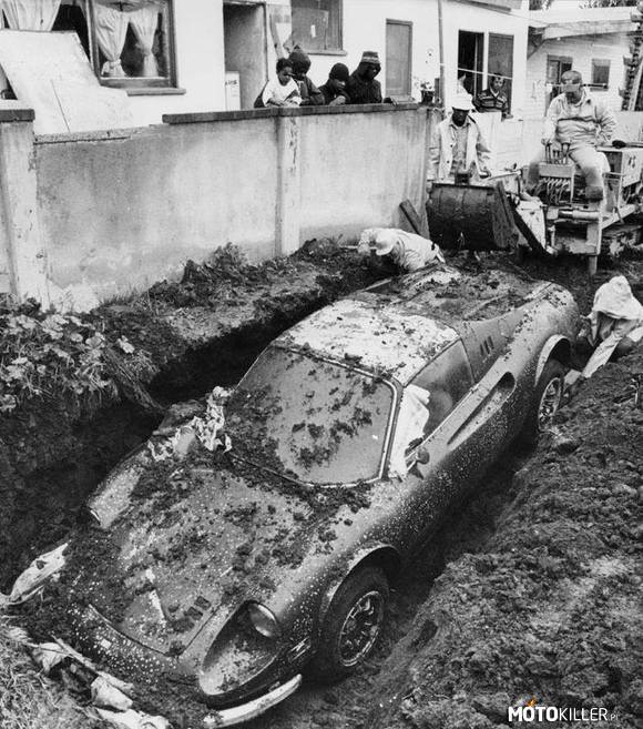Ukraść Ferrari to jedno. Drugie - dobrze je schować... – Na zdjęciu robotnicy wydobywają zakopane pod murkiem auto, które wcześniej właściciel zgłosił na Policję. Los Angeles, 1978 rok 