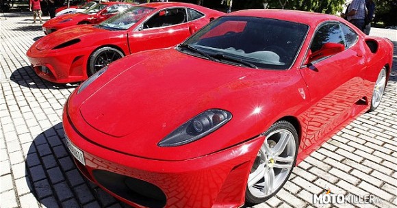Hiszpańska policja skonfiskowała 17 replik Ferrari – Hiszpańska policja skonfiskowała łącznie 17 replik samochodów Ferrari i dwie repliki Aston Martina. Nalot policji miał miejsce na początku tego tygodnia.
Aresztowano w sumie 8 osób, które były właścicielami replik F430, F430 Spider i 458 Italia. Do niczego by nie doszło, gdyby nie włoski producent, który poprosił władze o interwencje. Powód? Repliki były sprzedawane po “okazyjnej” cenie 40.000 euro, a jakość ich wykonania była tak dobra, że auta na pierwszy rzut oka niewiele różniły się od oryginałów. Marka traciła więc nie tylko dobre imię, ale też klientów. 
